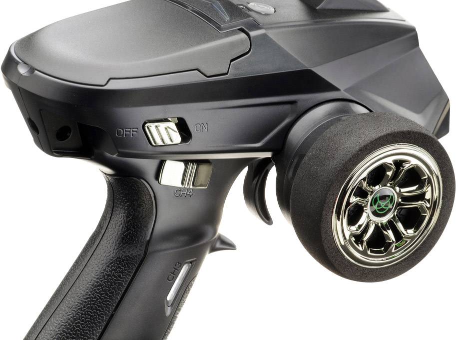 Modell einer Fernsteuerung für Spielzeugfahrzeuge, schwarz, mit Lenkrad und Schaltern für verschiedene Kanäle.