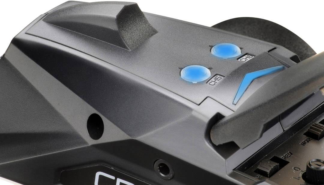 Nahaufnahme eines schwarzen elektronischen Geräts mit zwei blauen Knöpfen und einem Pfeilsymbol. Möglicherweise ein Bedienfeld.