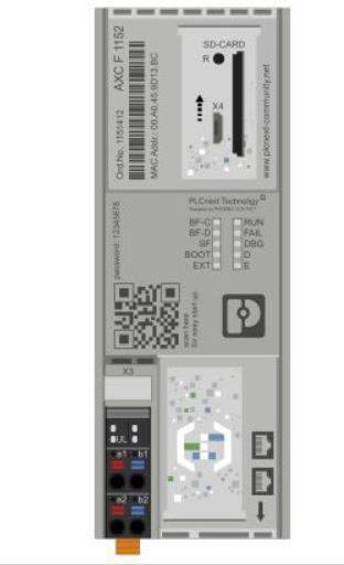 Ein elektronisches Modul mit Steckplätzen für eine SD-Karte und Anschlüsse, inklusive QR-Code und Anschlussklemmen an der Unterseite.