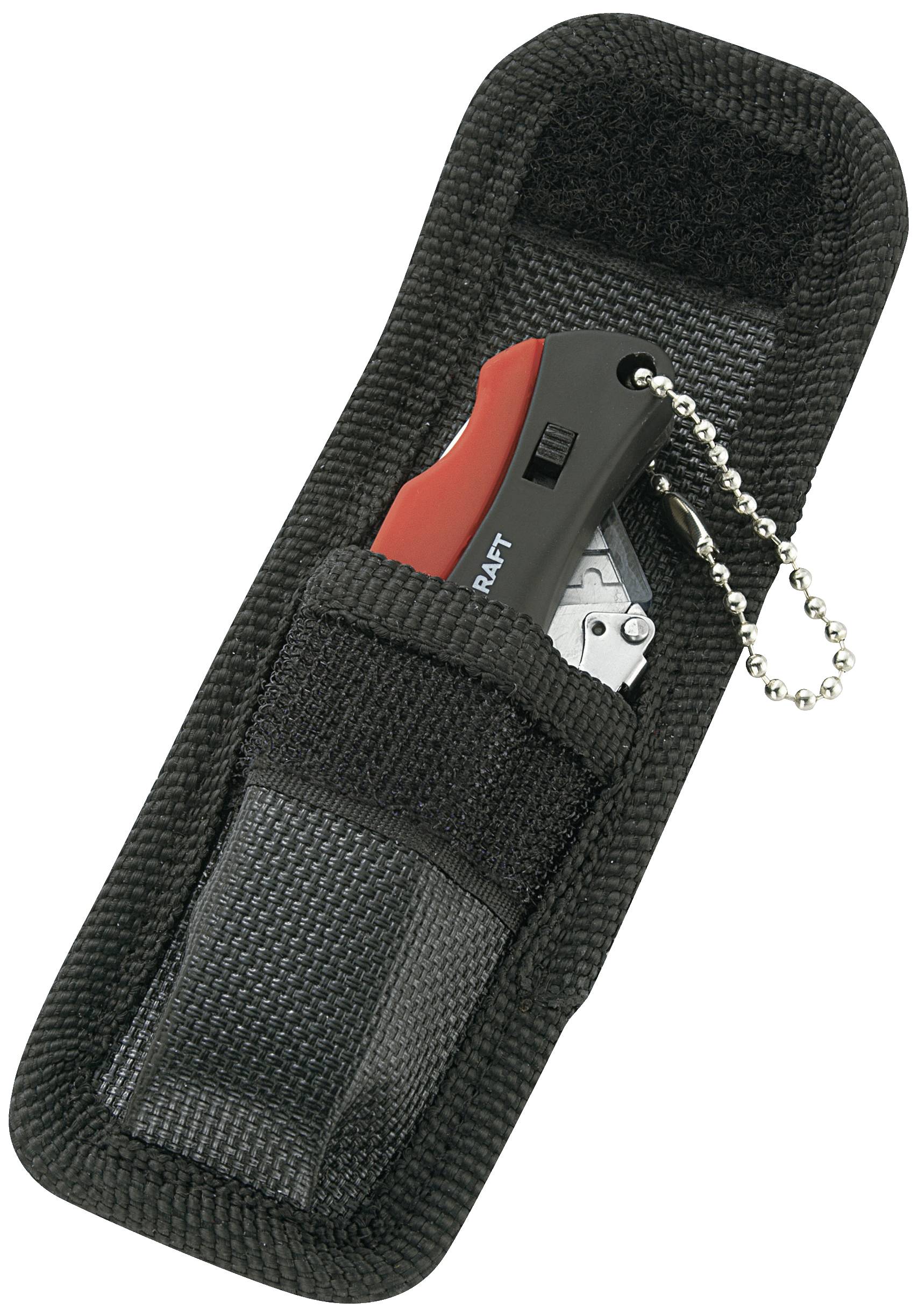 Ein rotes und schwarzes Taschenmesser in einer schwarzen Hülle mit Klettverschluss; eine Metallkette ist befestigt.