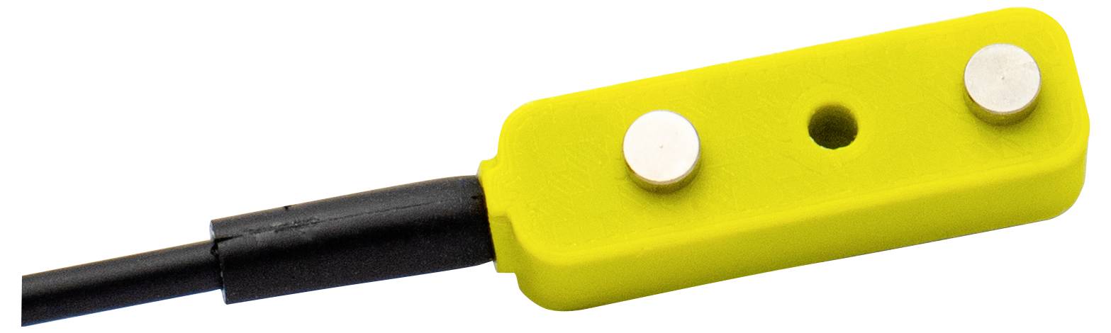 Gelber Elektrostecker mit schwarzem Kabel verbunden, auf weißem Hintergrund dargestellt.