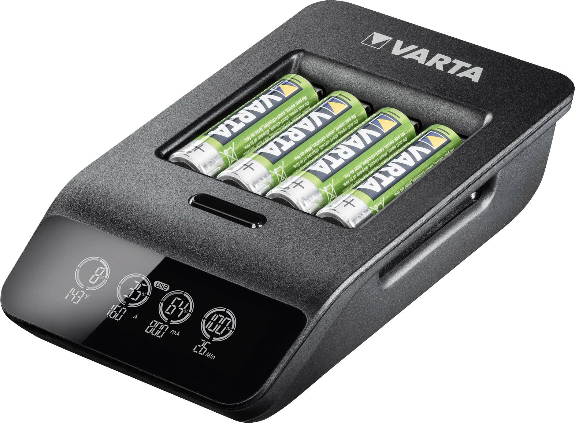 Varta-Batterieladegerät mit vier aufgeladenen AA-Batterien. Das Display zeigt Ladeinformationen wie Spannung und Ladestatus.