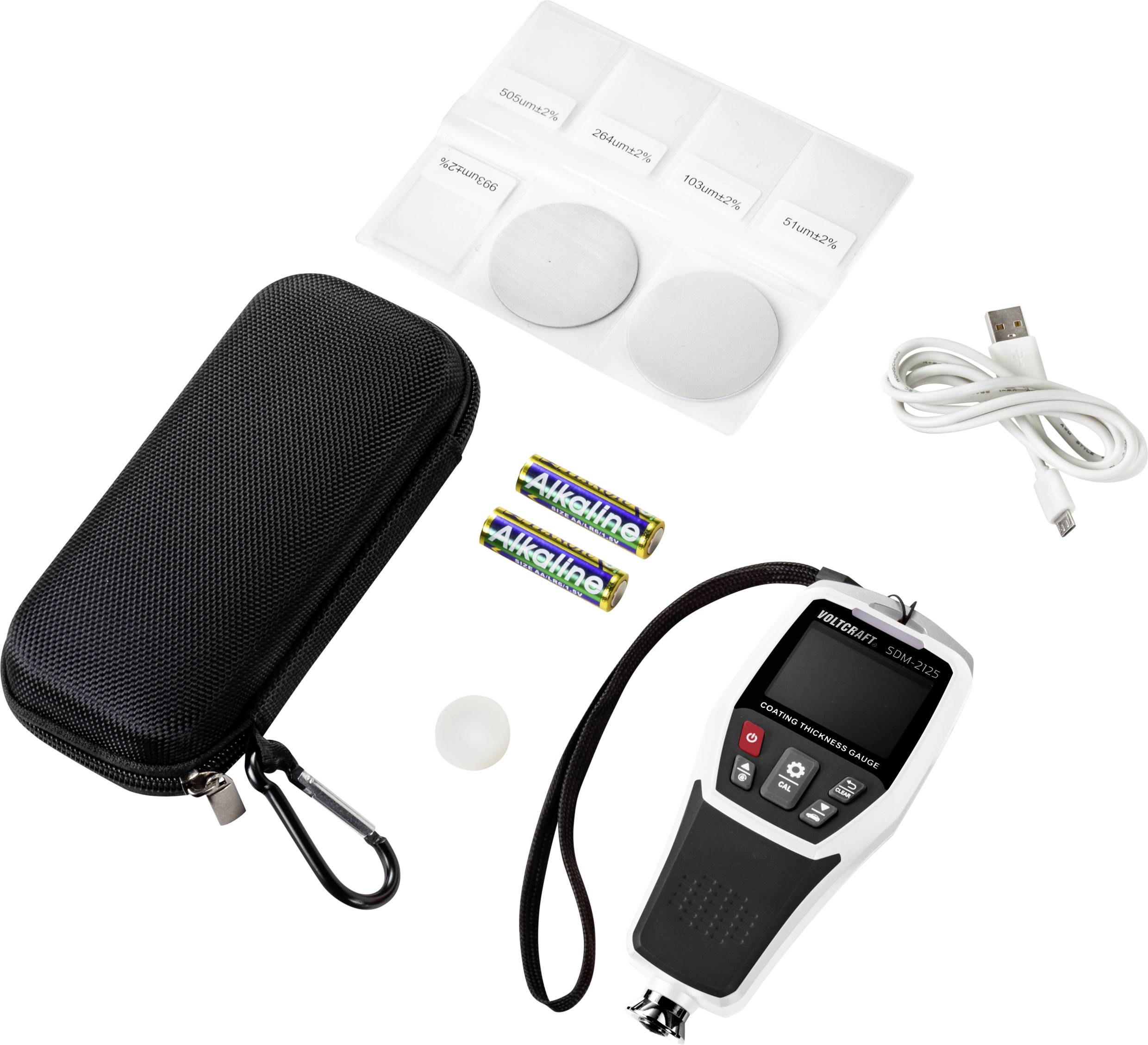 Ein digitales Lichtmessgerät mit Zubehör: Hartschalenetui, vier Kalibrierungsscheiben, USB-Kabel und zwei AAA-Batterien.