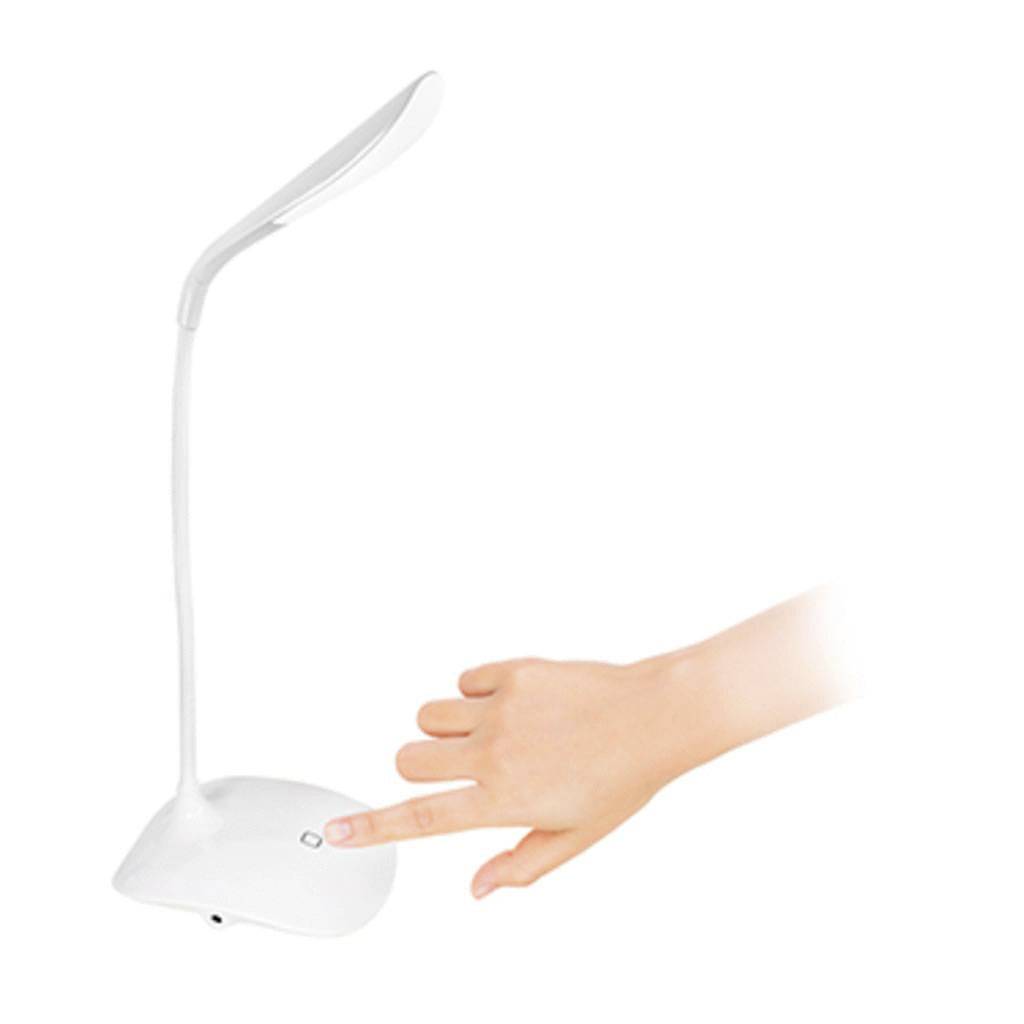 Eine Hand berührt den Einschaltknopf einer modernen, weißen Tischlampe mit flexiblem Hals.
