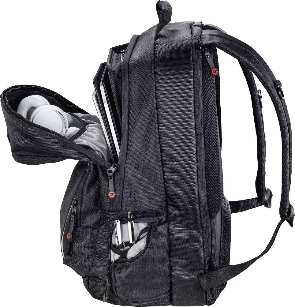 Ein schwarzer Rucksack mit mehreren Fächern, in dem ein Laptop und Kopfhörer sichtbar sind. Der Rucksack steht aufrecht.