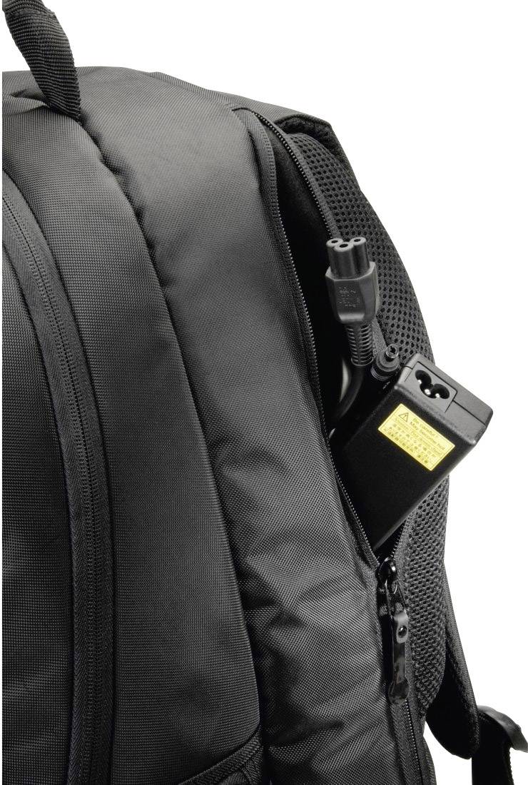 Ein schwarzer Rucksack mit offenem Reißverschluss zeigt Kabel, die aus einer innenliegenden Tasche herausragen.