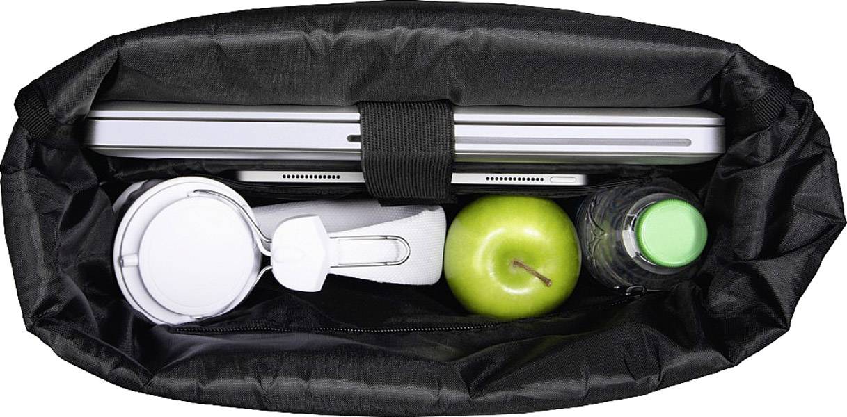 Laptop, Kopfhörer, grüne Apfel und Wasserflasche ordentlich in Tasche verpackt, zeigen Organisation und Vorbereitung für unterwegs.