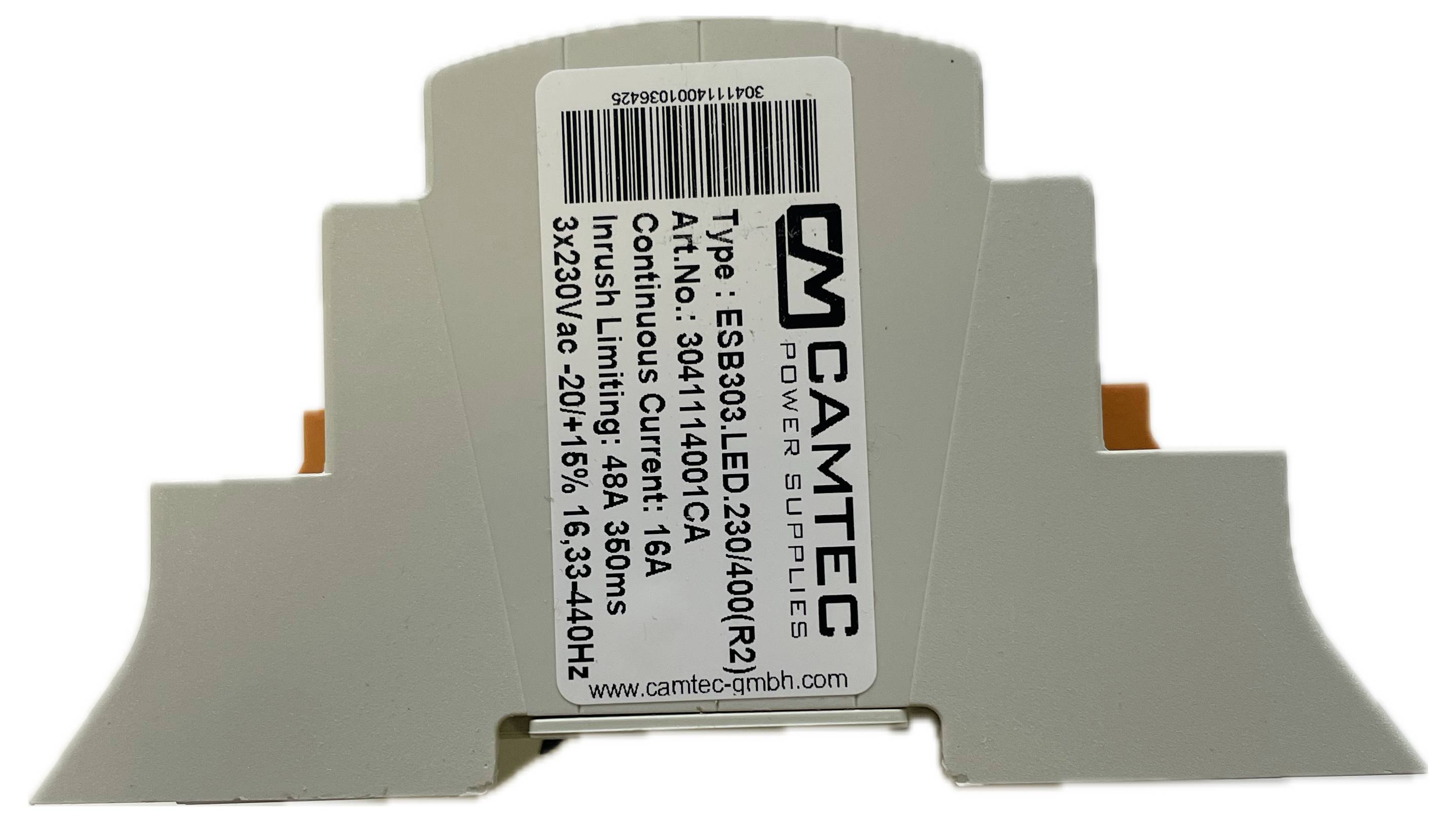 Ein graues elektronisches Gerätetikett zeigt technische Spezifikationen: Modell 'ESB303', Nennstrom '10A', Herstellerseite unten.