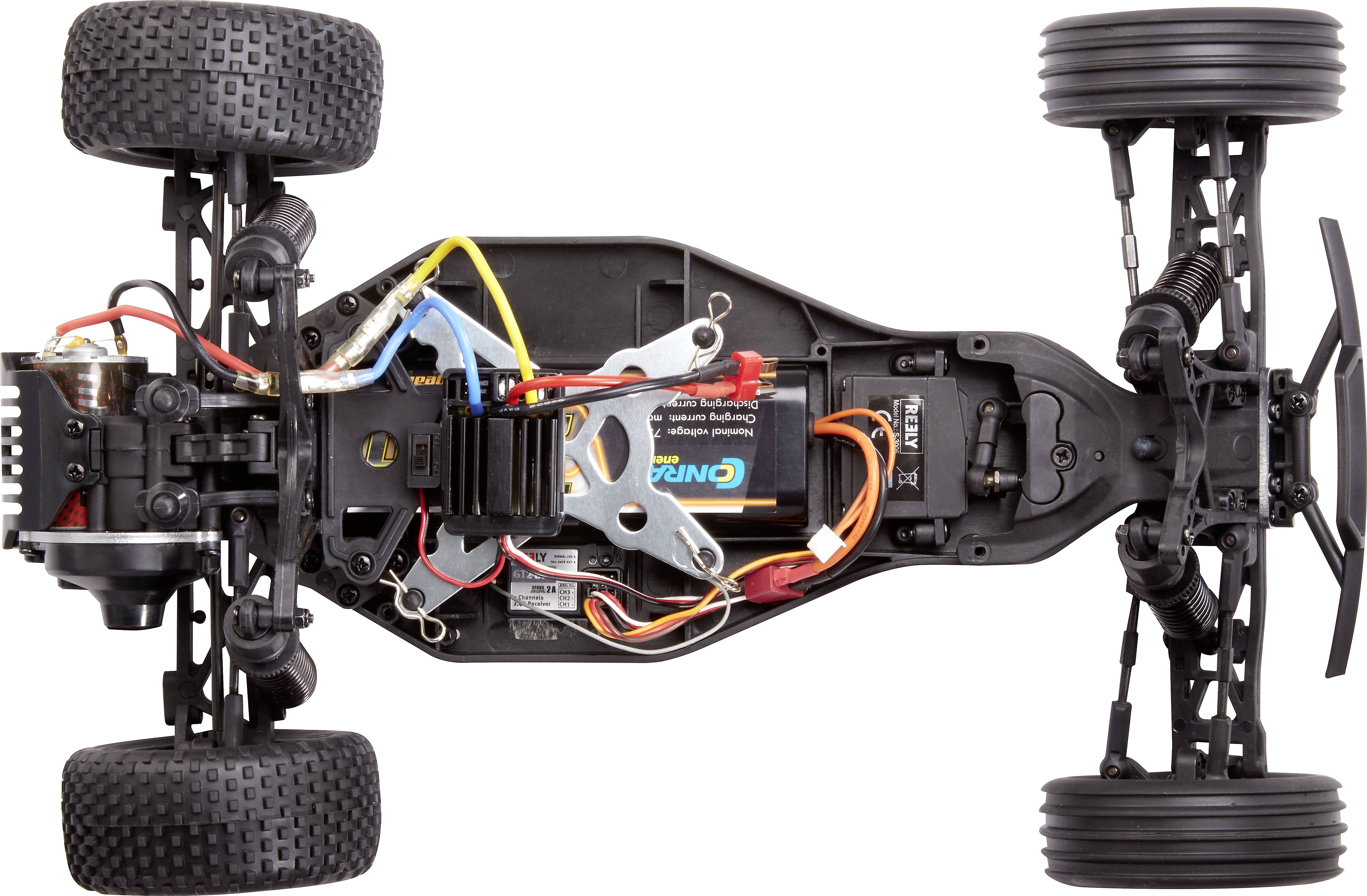 Fernsteuerbares Auto von unten, zeigt technische Komponenten und Verdrahtung. Grobe Reifen vorne und hinten, Elektronik in der Mitte sichtbar.