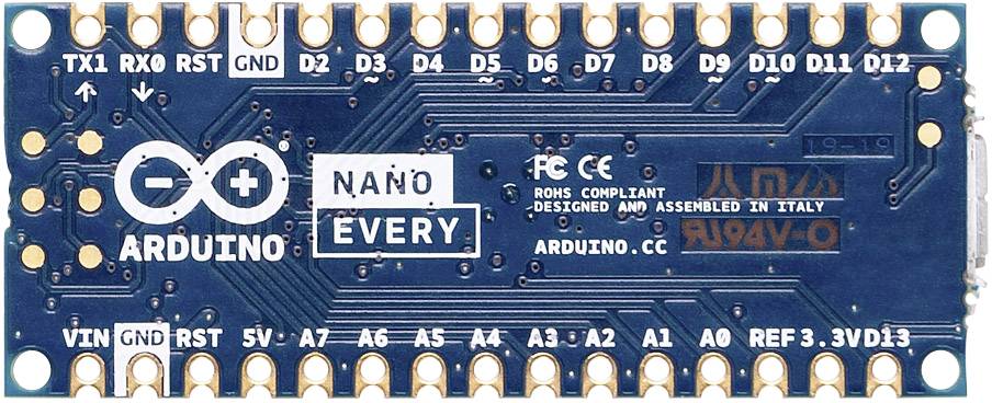 'Mikrocontroller-Platine Arduino Nano Every mit Anschlüssen und Aufschrift: "Arduino", "Nano Every", sowie technische Informationen.'