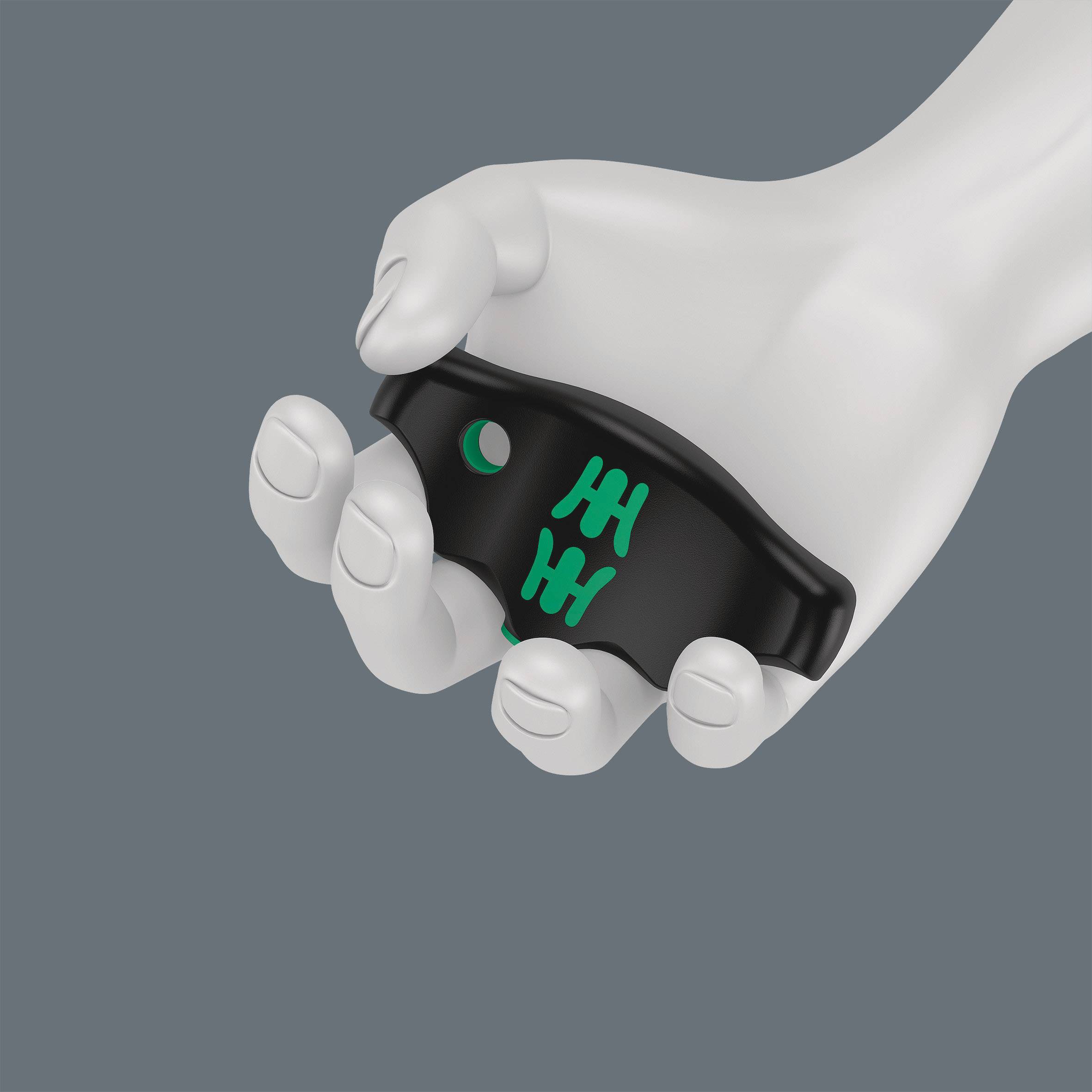 Eine Hand hält ein schwarzes Objekt mit grünen Symbolen. Das Objekt ähnelt einem Controller oder einem elektronischen Gerät.