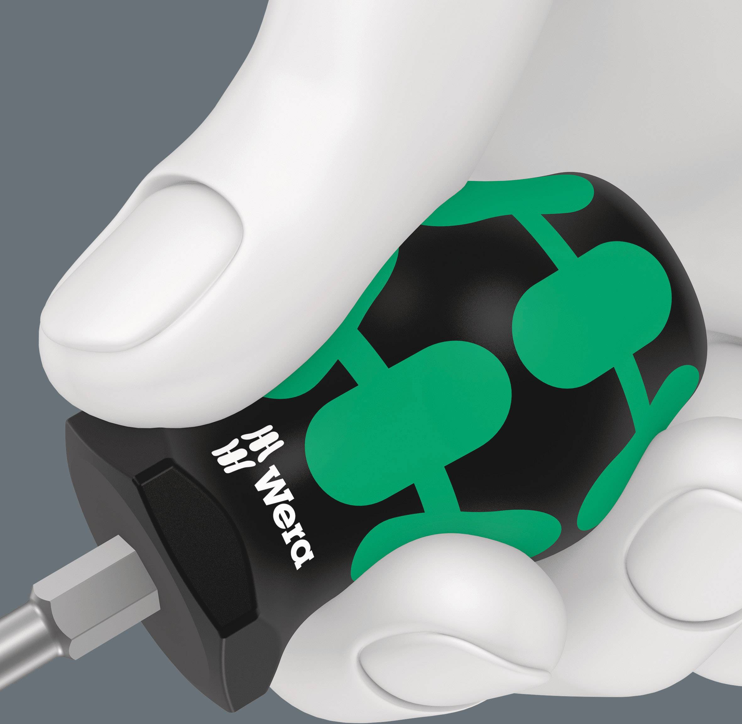 Ein Handschraubendreher mit ergonomischem Griffmuster wird von einer Hand gehalten, Markenlogo 'Wera' sichtbar.