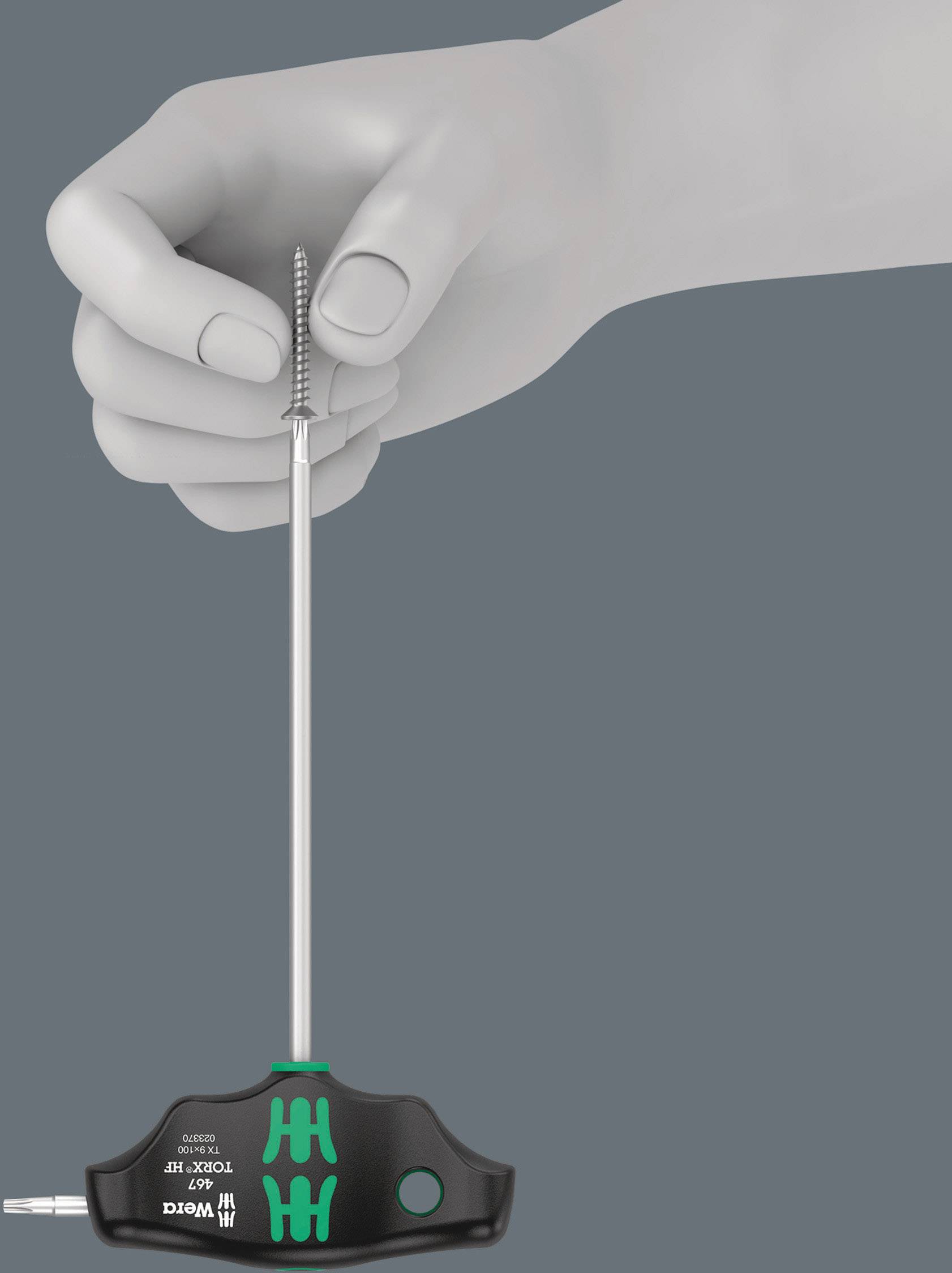 Eine Hand dreht einen Schraubendreher mit rutschfestem Griff, der eine lange Schraube in eine Oberfläche eindreht.