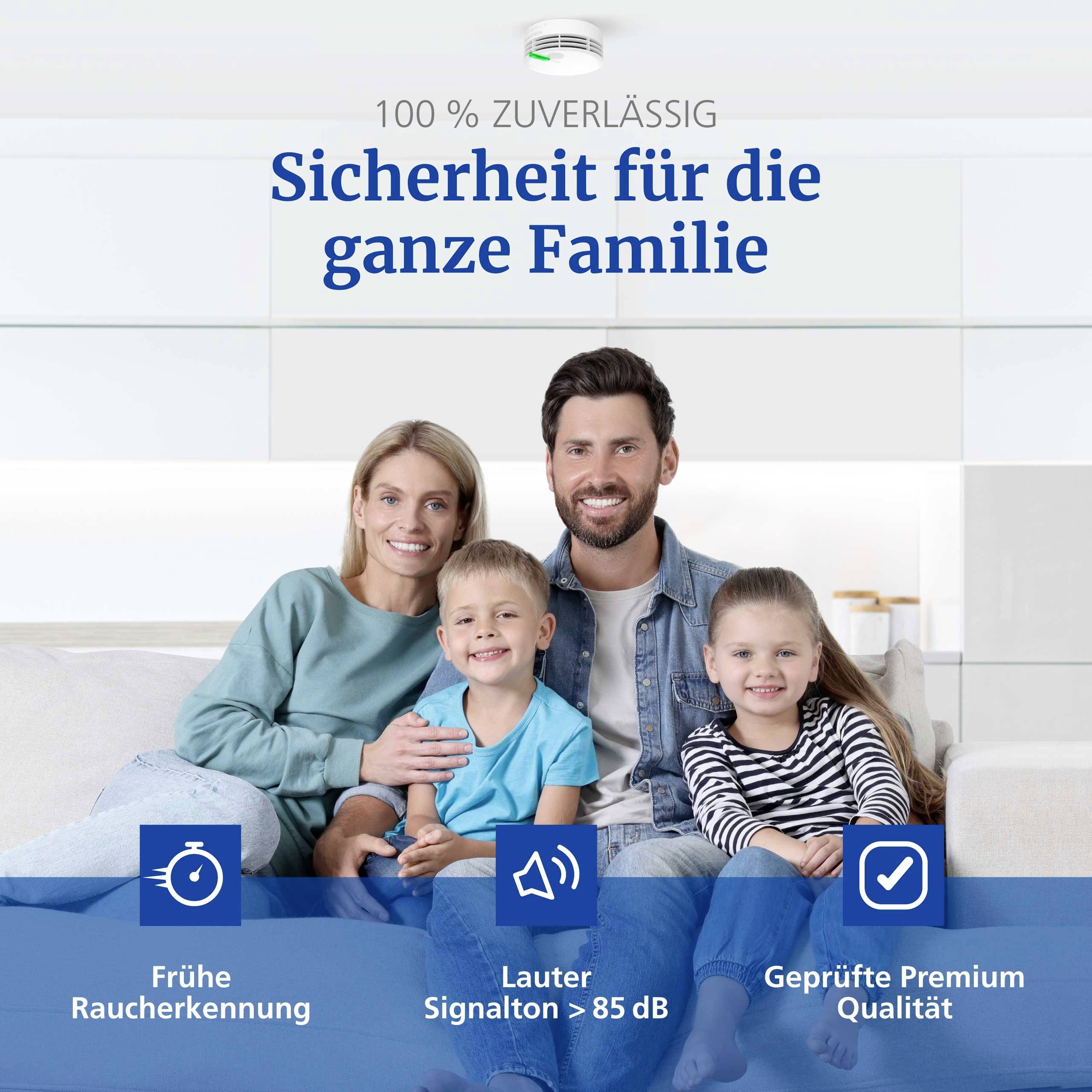 Eine vierköpfige Familie lächelt in einem Wohnzimmer. Text bewirbt Sicherheitsmerkmale: frühe Rauchentdeckung, lautes Signal, zertifizierte Qualität.