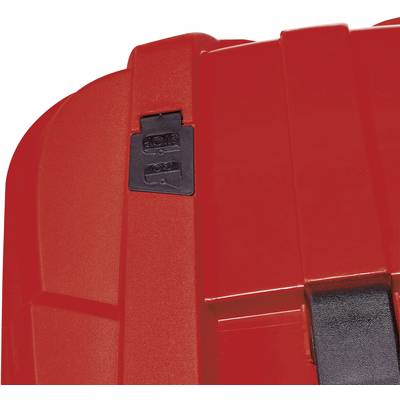 Ein roter Schutzhelm, teilweise im Bild sichtbar, mit einem schwarzen Etikett an der Seite.