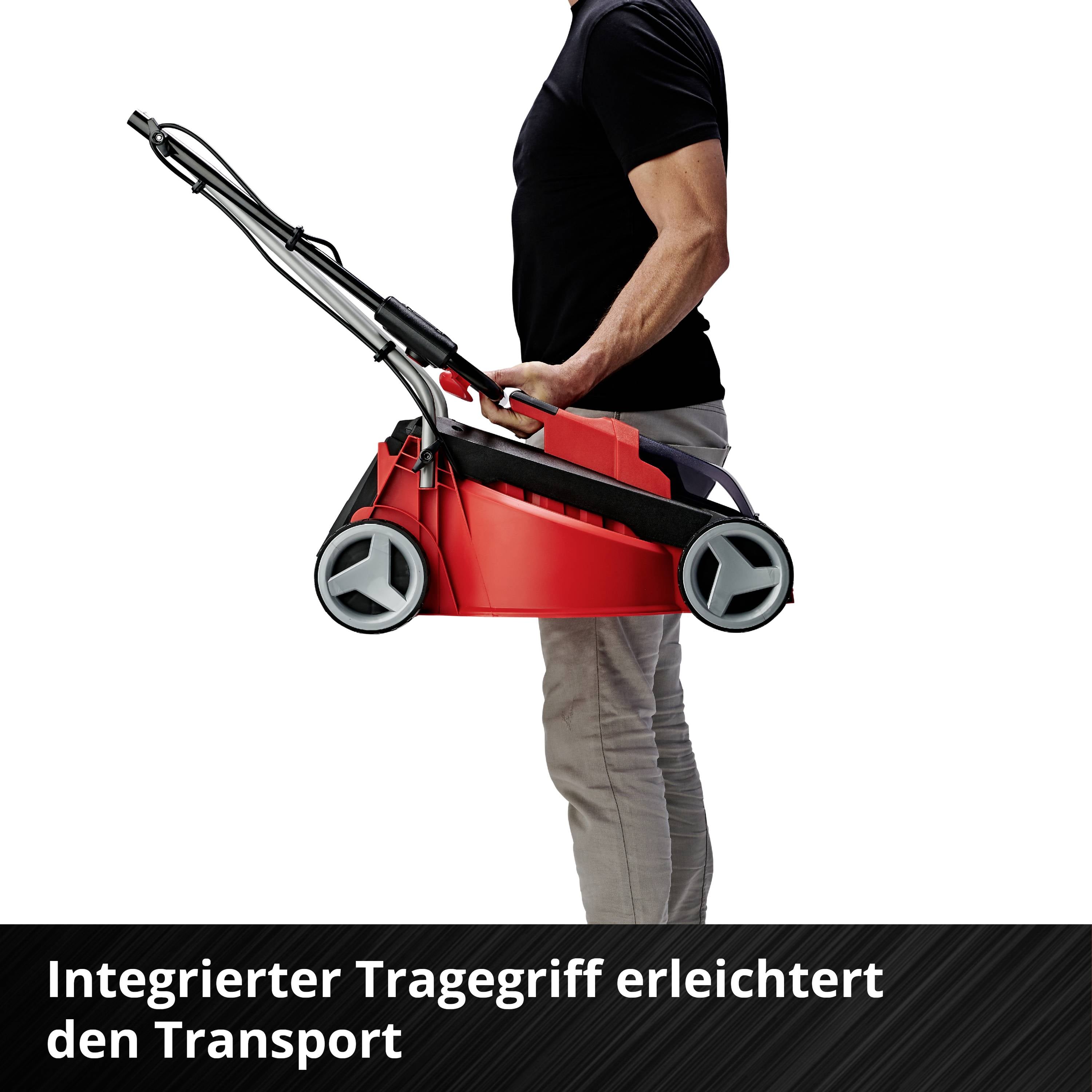 Person transportiert einen roten Rasenmäher mit eingebautem Tragegriff, der den Transport erleichtert.