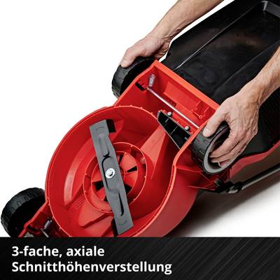Roter Rasenmäher in Seitenansicht mit einer Person, die die dreifache, axiale Schnitthöhenverstellung demonstriert.