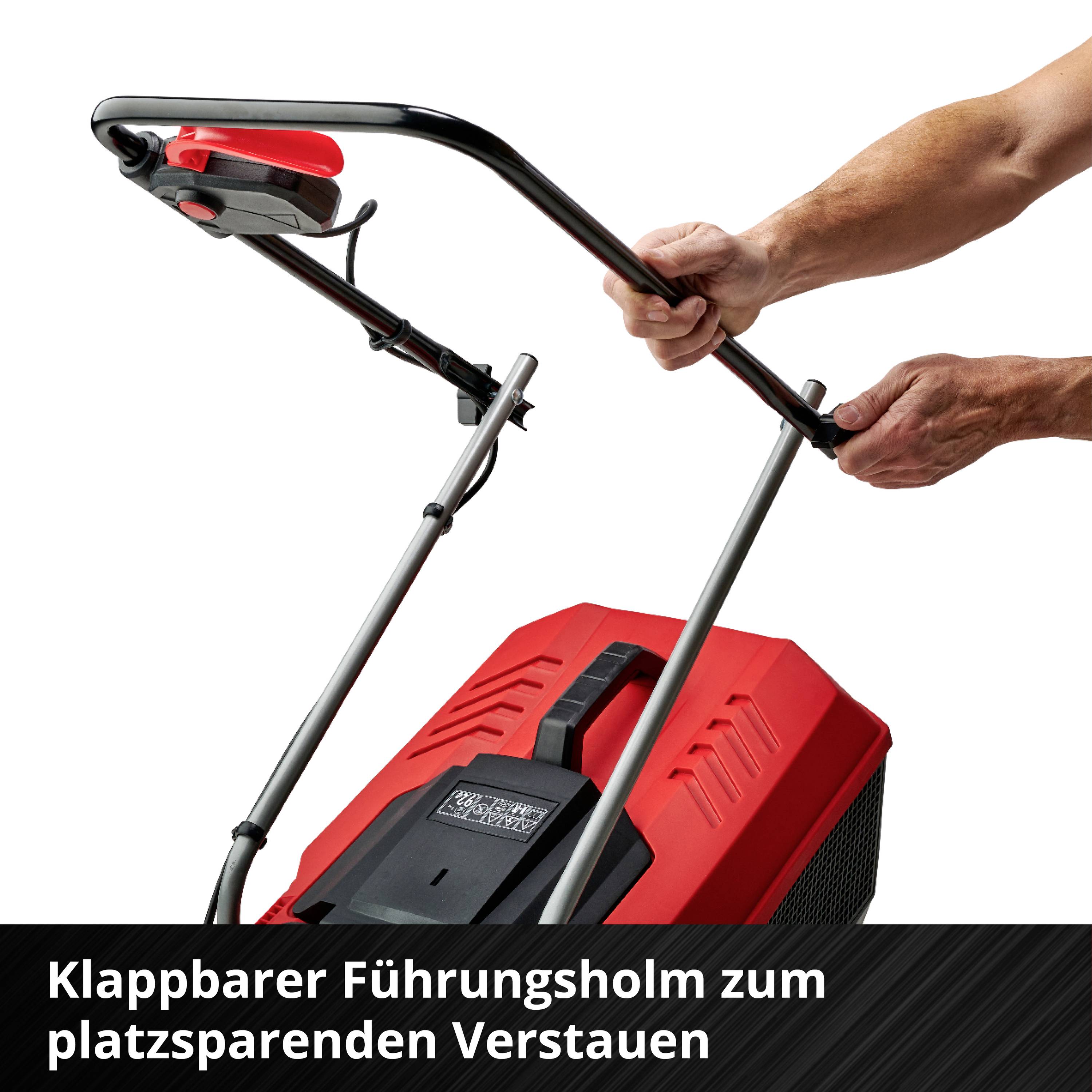 'Männliche Hand faltet den Führungsholm eines Rasenmähers zusammen.'