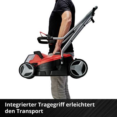 'Person hält einen Rasenmäher mit integriertem Tragegriff, der den Transport erleichtert. Der Rasenmäher ist schwarz und rot.'