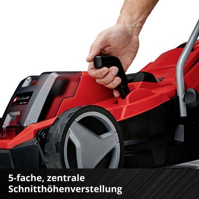 Roter Rasenmäher mit grauem Rad; eine Hand justiert den Hebel für fünffache, zentrale Schnitthöheneinstellung.