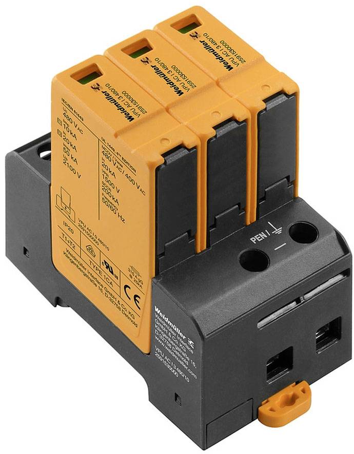 Ein Überspannungsschutzgerät mit drei orangefarbenen Modulen auf einem schwarzen Sockel, geeignet für den Einsatz in elektrischen Anlagen.