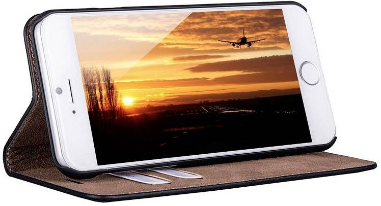 Smartphone in einer Hülle zeigt ein Bild eines Sonnenuntergangs mit einem fliegenden Flugzeug am Himmel.