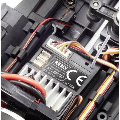 Nahaufnahme eines RC-Empfängers in einem Modellgerät, umgeben von Kabeln und Anschlüssen, mit der Aufschrift 'REELY ESC Receiver'.