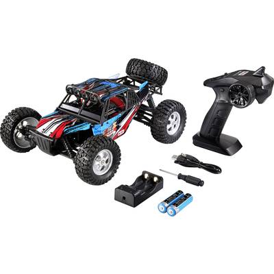 Ein ferngesteuertes Auto mit großem Profilreifen, Fernbedienung, Batterien, Ladegerät und Schraubendreher, auf weißem Hintergrund.
