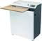 Papier-Schneidemaschine mit geöffnetem Schneidfach, graues Gehäuse, Markenname 'HSM ProfiPack P425' oben sichtbar.