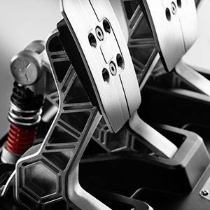 Eine Nahaufnahme von zwei Rennpedalen aus Metall in einem Autosimulator, mit detailliertem Blick auf die Konstruktion und Materialien.