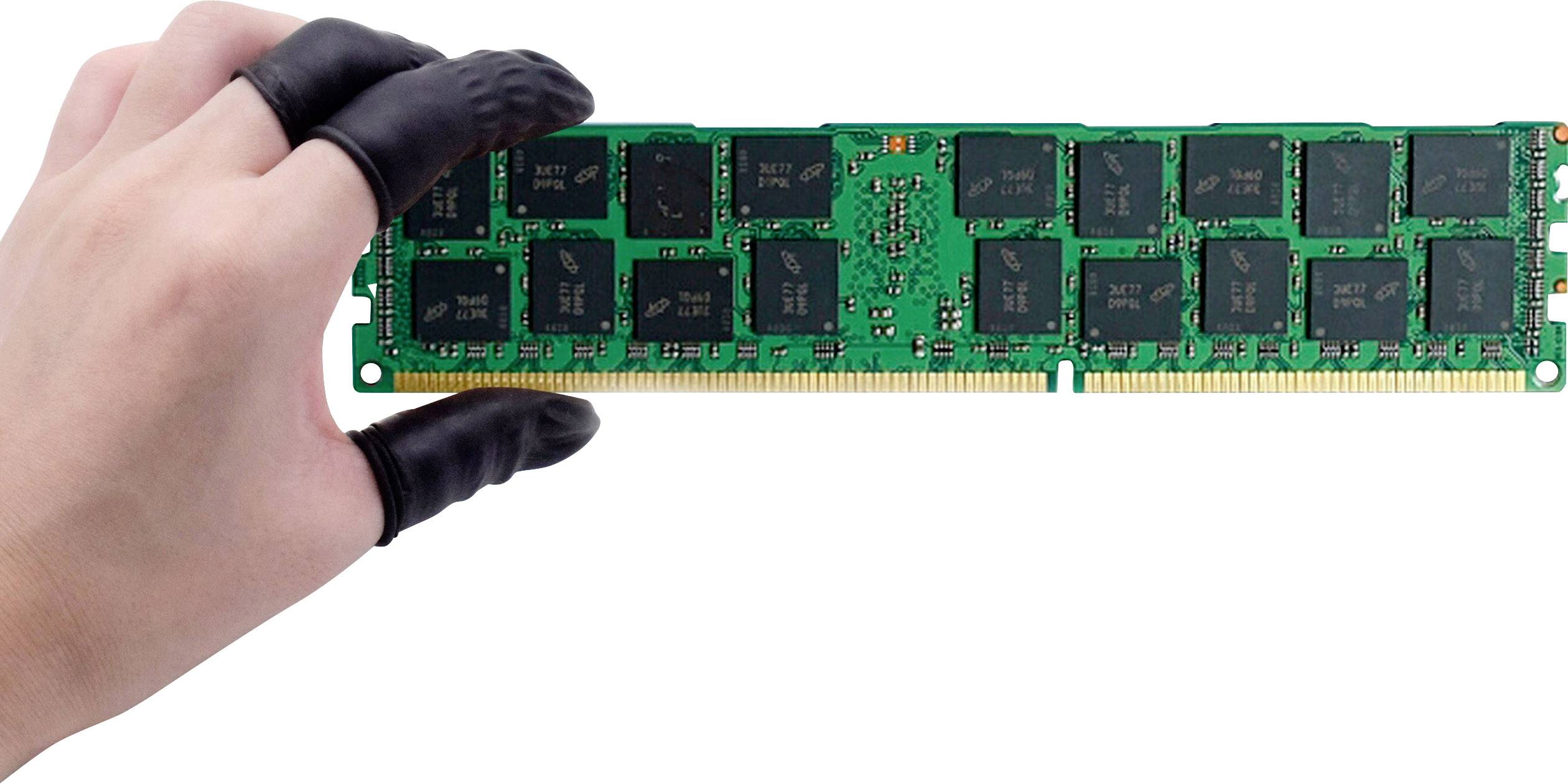 'Eine Hand hält ein RAM-Modul, das Computerarbeitsspeicher zeigt. Die schwarzen Chips sind auf einer grünen Leiterplatte montiert.'