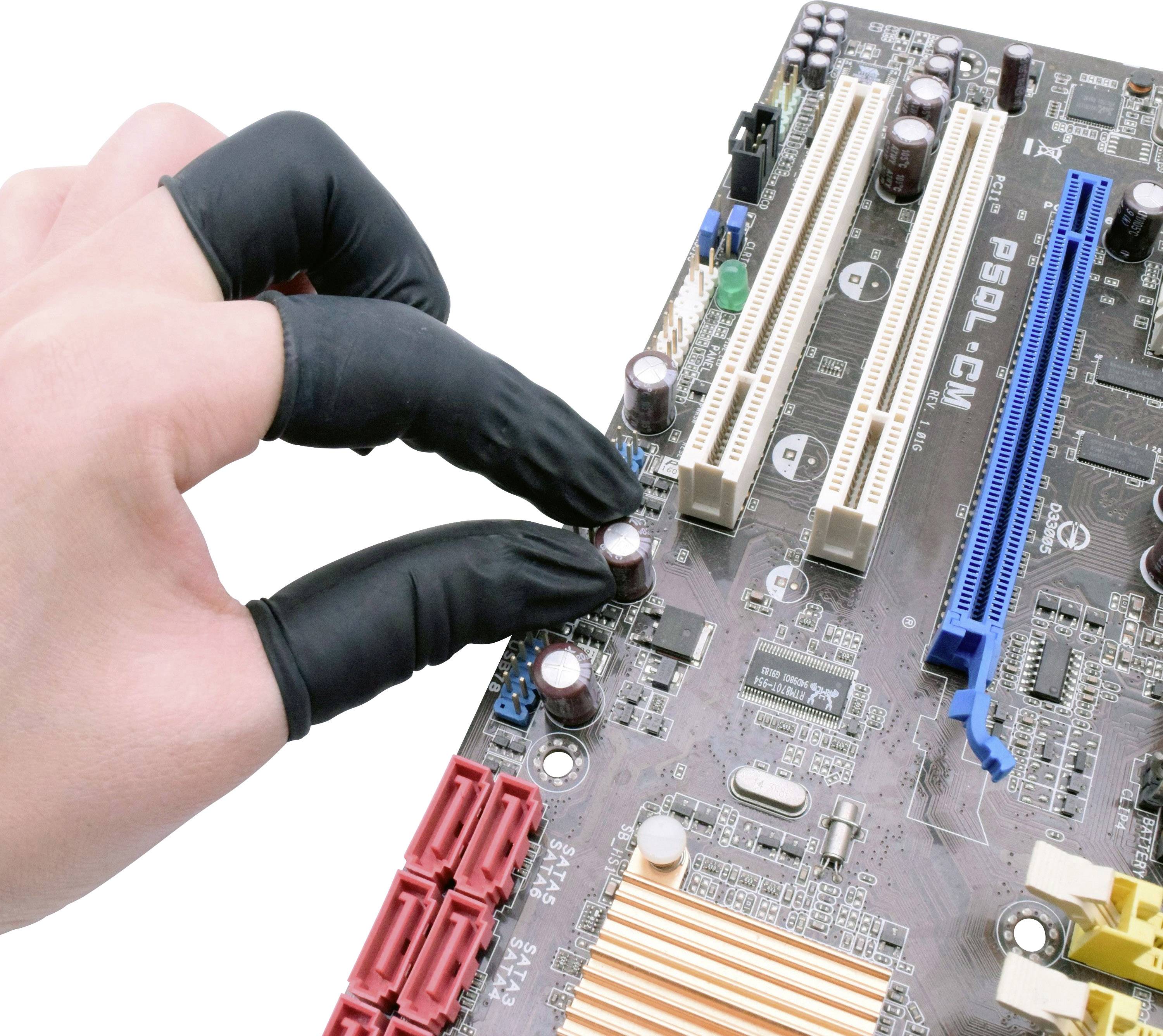 Eine Hand mit schwarzem Handschuh entfernt einen Kondensator von einer Computer-Motherboard-Platine.