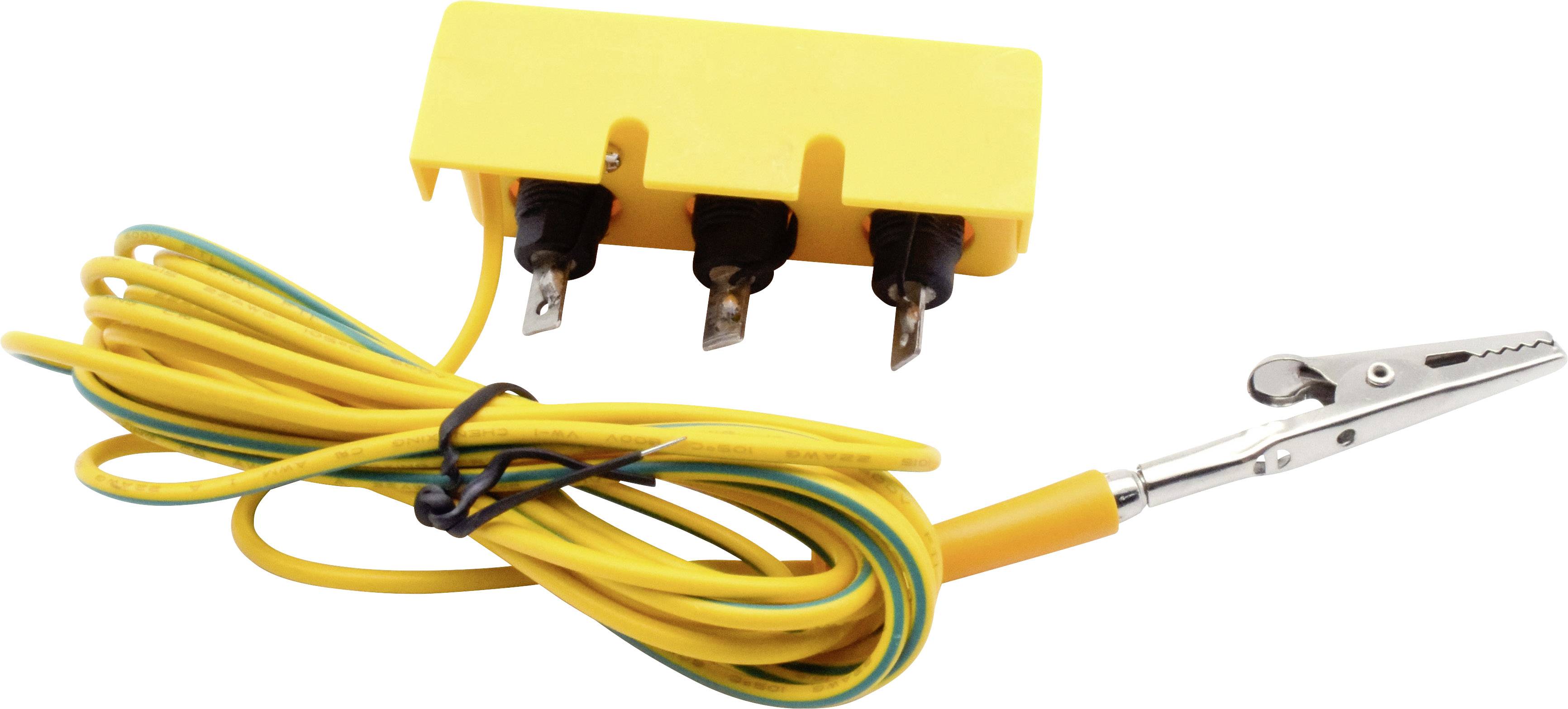 Gelbe elektrische Krokodilklemme mit drei Steckplätzen und verbundenem Kabel. Verwendet zur elektrischen Verbindung oder Erdung.