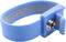 Blaues Erdungsarmband mit metallischem Anschluss in der Mitte, verwendet für antistatische Zwecke beim Arbeiten mit Elektronik.