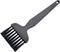 Ein schwarzer Grillpinsel mit Borsten, verwendet zum Marinieren oder Ölen von Grillgut.