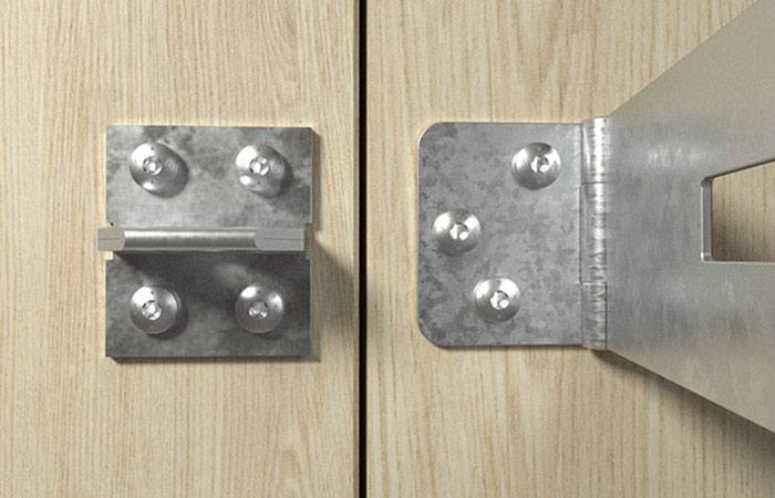 Zwei Holzbretter mit Metallscharnieren, eines zeigt die Vorderseite und eines die Rückseite, beide mit Schrauben befestigt.