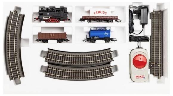 Ein schwarzes Fahrrad mit einem großen, rechteckigen schwarzen Akkordeonkoffer an der Seite befestigt, geeignet zum Transport von Musikinstrumenten.