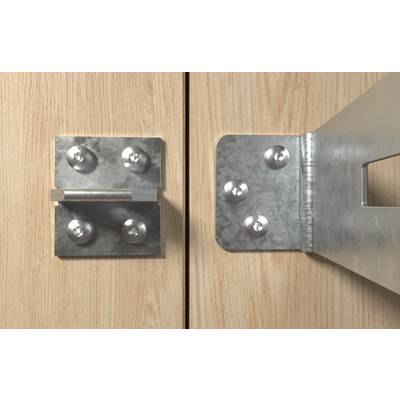 Nahaufnahme eines Metallscharniers, das zwei leichte Holzschranktüren zusammenhält.