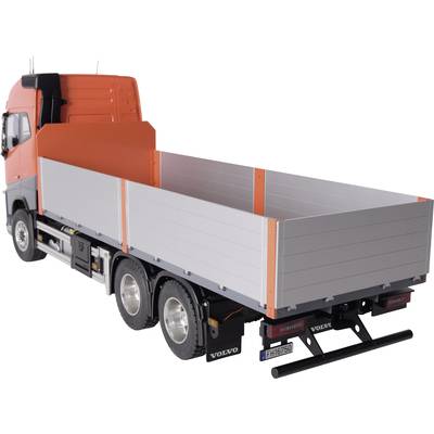 Ein orange-silberner Lastwagen mit offenem Laderaum, Ansicht von hinten, geparkt auf weißem Hintergrund.