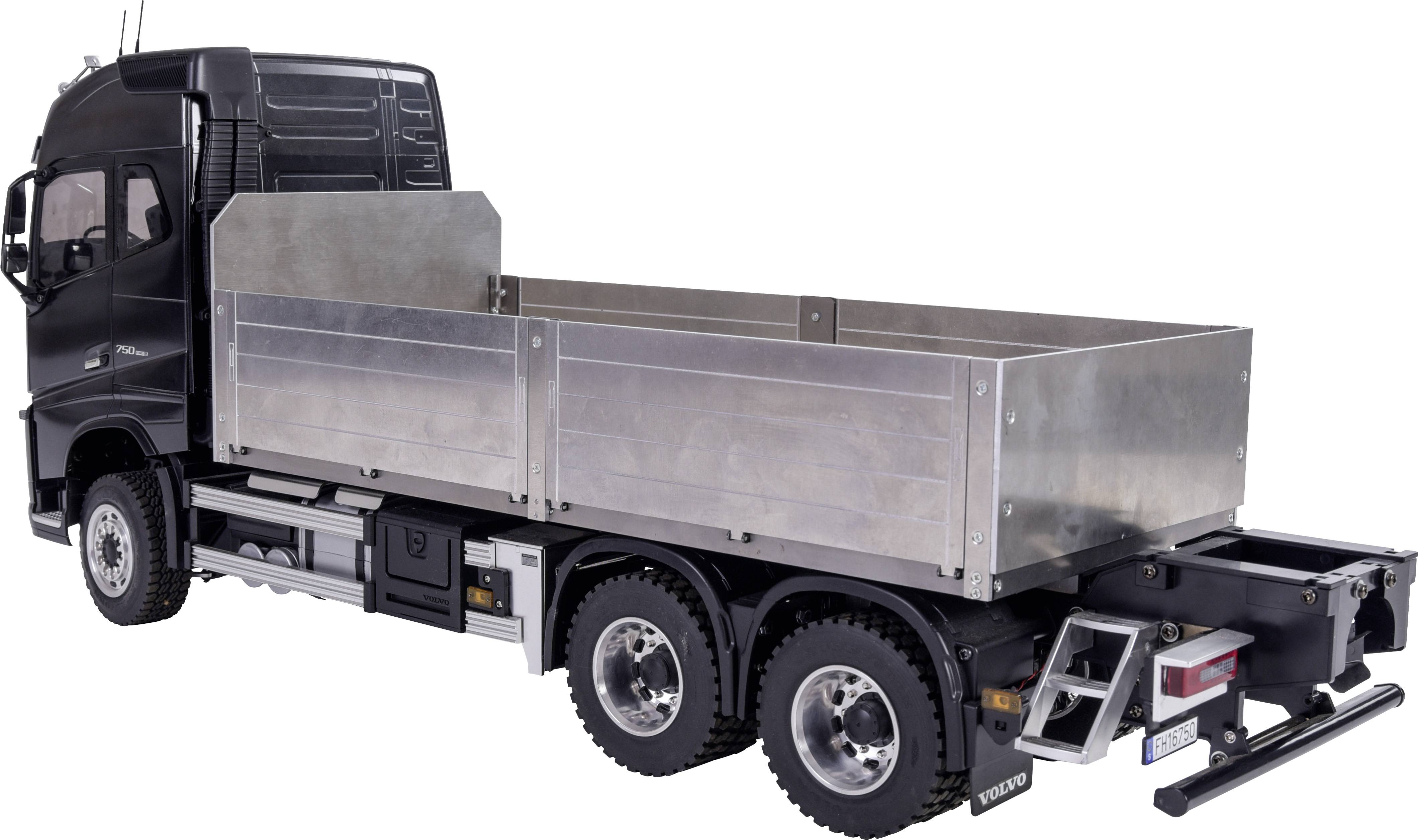LKW mit offener Ladefläche, silberner Aufbau, schwarze Fahrerkabine, sechs Räder, geeignet für Transport und Logistik.