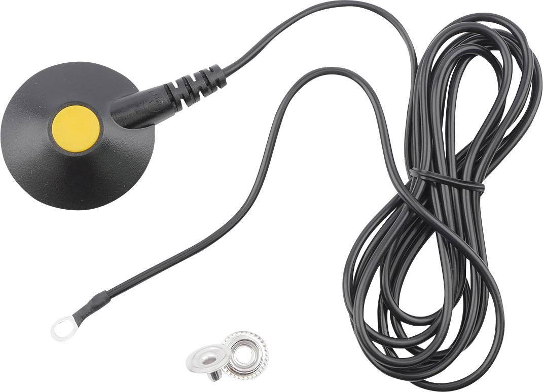 Ein schwarzer GPS-Empfänger mit gelbem Punkt, verbunden mit langem Kabel. Daneben liegen zwei kleine Metallteile.