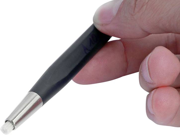 Jemand hält einen schwarzen Stift in der Hand. Der Stift hat eine silberne Spitze.