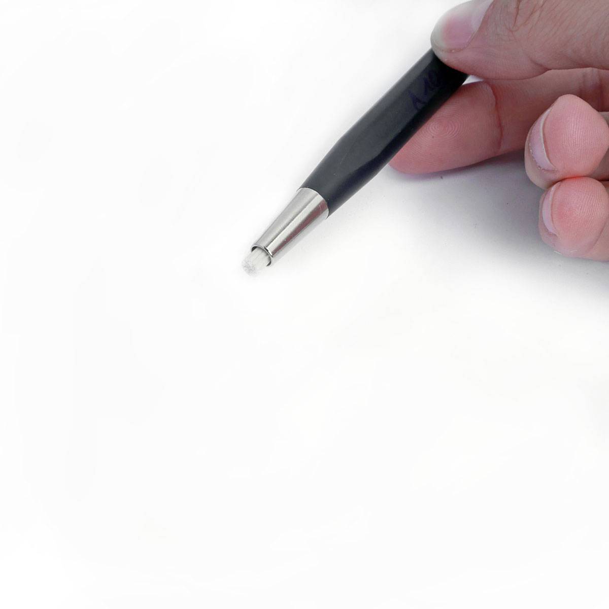Hand hält einen schwarzen Eingabestift; Spitze zeigt auf leere, weiße Fläche. Geeignet zur Bedienung von Touchscreens.