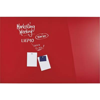 Roter Hintergrund mit handgeschriebenem Text 'Marketing Meeting LH710 Tokyo Check-in 13:35h' und zwei angepinnten Zetteln.