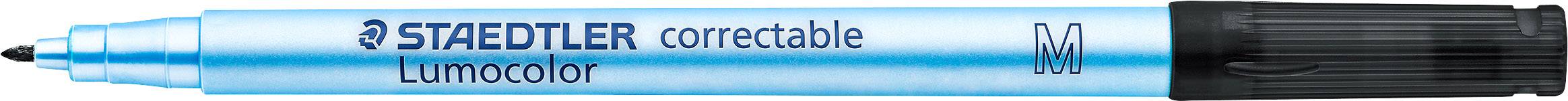 Ein blauer, löschbarer 'Lumocolor'-Marker von Staedtler mit schwarzer Kappe, angezeigt in einer seitlichen Ansicht.