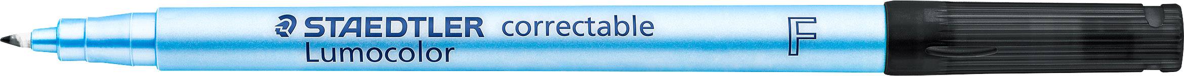 Ein blauer, mit schwarzer Kappe versehener Stift der Marke 'STAEDTLER Lumocolor correctable', geeignet für die Feinzeichnung.