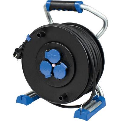 Eine schwarze Kabeltrommel mit blauen Steckdosen und Griff, darauf aufgerollt ein langes Stromkabel mit einem Stecker.
