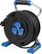 Eine schwarze Kabeltrommel mit blauen Steckdosen und Griff, darauf aufgerollt ein langes Stromkabel mit einem Stecker.