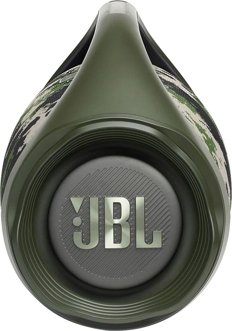 Ein tragbarer Lautsprecher von JBL in Tarnfarbe, von vorne betrachtet. Der Fokus liegt auf dem JBL-Logo in der Mitte des Lautsprechers.