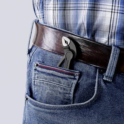 Person in blauer Jeans steckt einen kleinen Schraubenschlüssel in die Gesäßtasche.